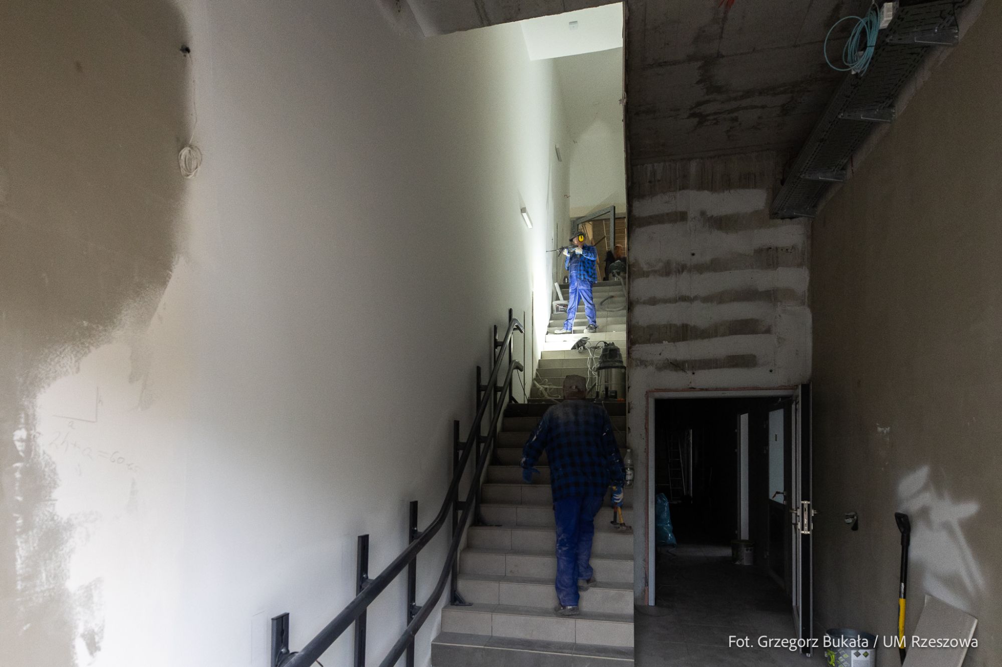 zdjęcie z prac wykończeniowych budynku Zespołu Szkół Elektronicznych przy ul. Hetmańskiej w Rzeszowie, fot. Grzegorz Bukała, Urząd Miasta Rzeszowa